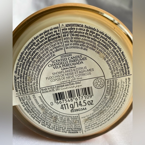 BATH & Body Works Snowflakes and Citrus 3 Wick Scented Candle - Picture 2 of 4